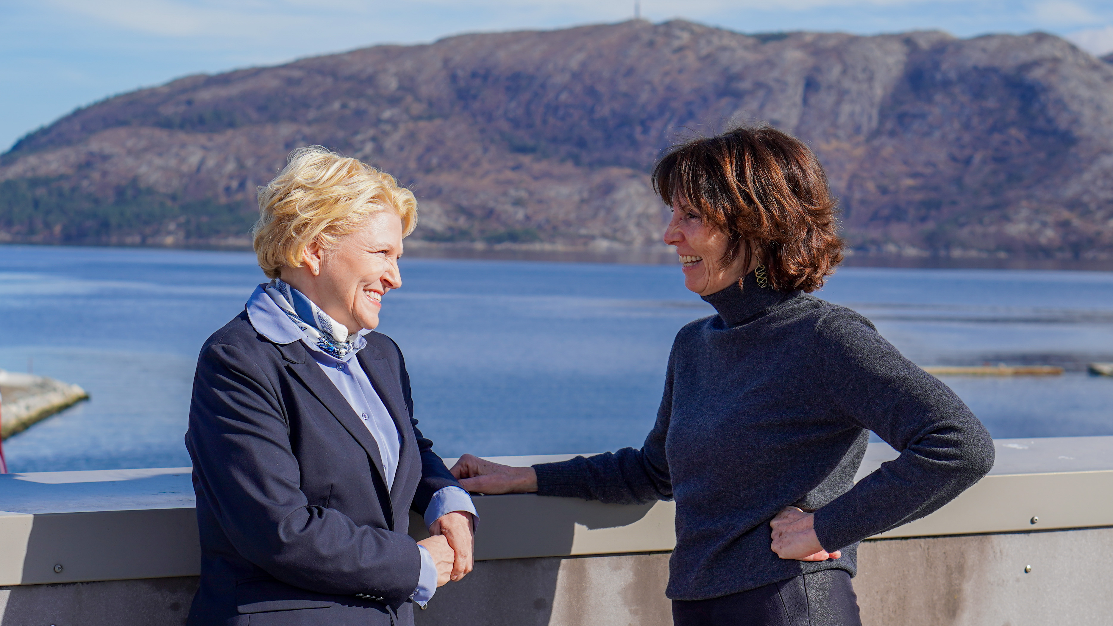 Åshild Hanne Larsen (v.) er utnevnt som administrerende direktør i CoOper8. Her i samtale med Hildegunn T. Blindheim, adm.dir. i Offshore Norge.